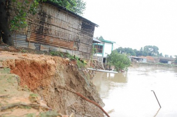 River embankment collapsed at Pratapgarh